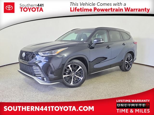 2022 Toyota Highlander XSE in Midnight Black Metallic — front three-quarter view
